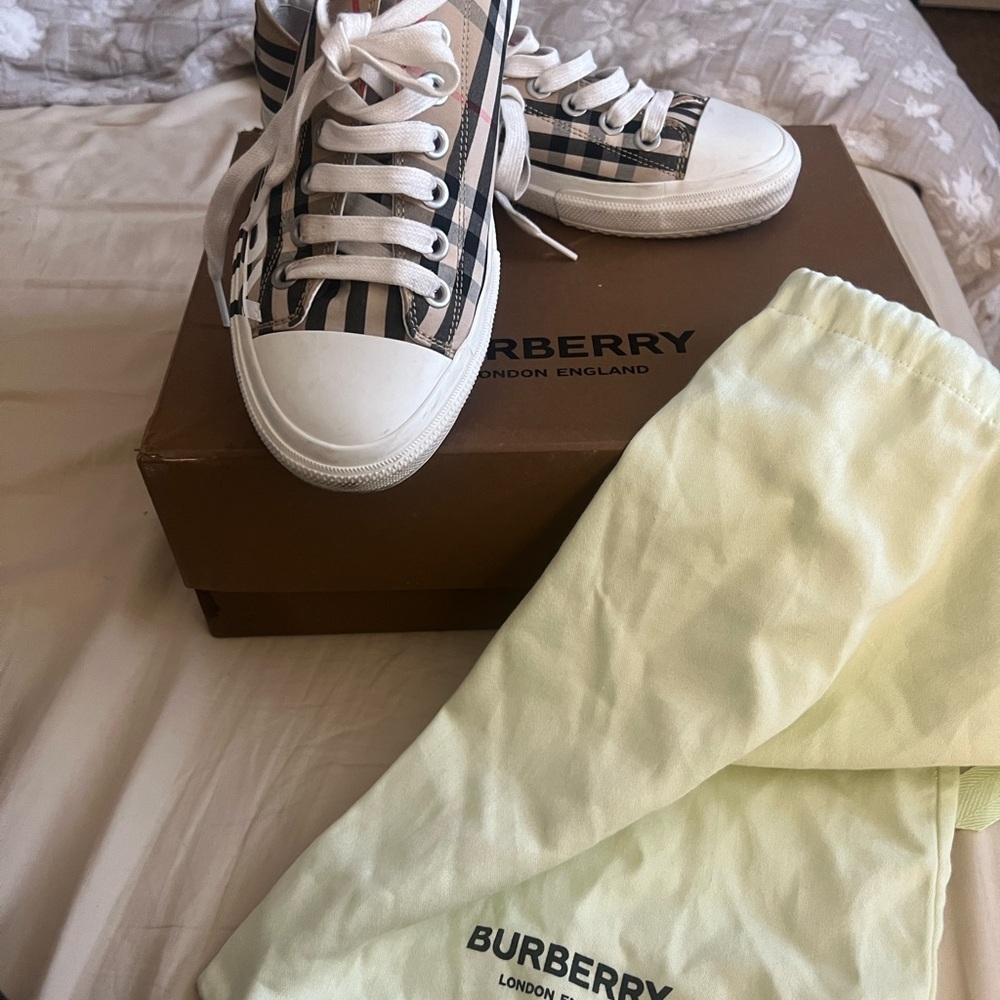 Burberry Tan Check Low-Top Sneakers with White Accents and Black Logo - Picture 7 of 7